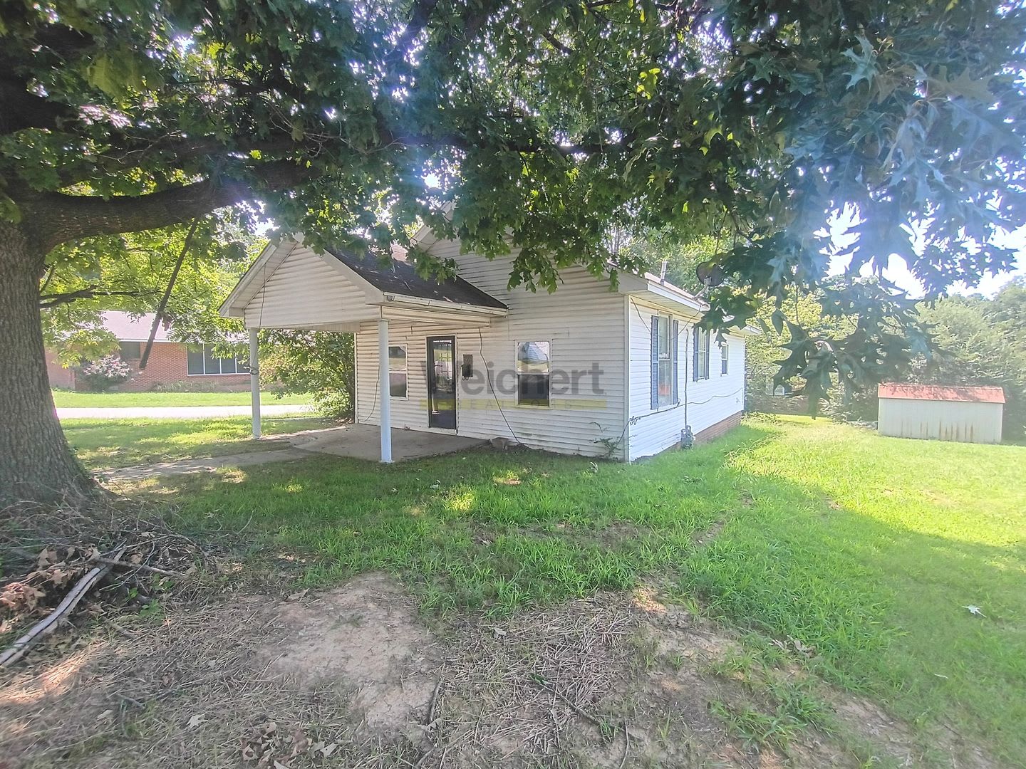 2bed/1bath house on a corner lot – photo 3