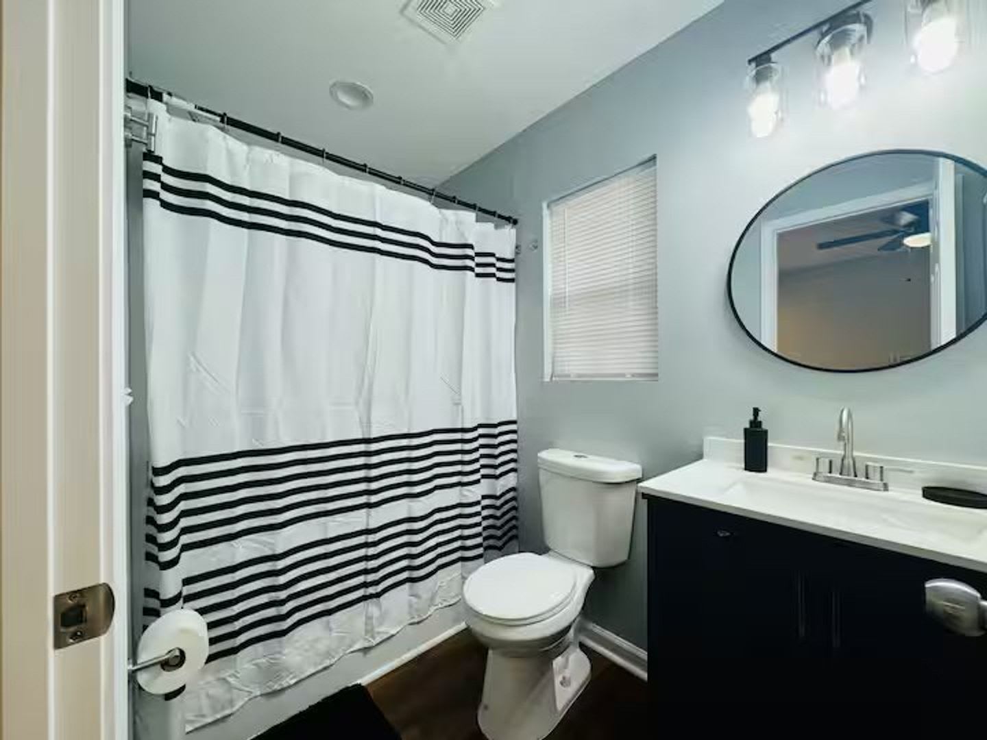 Room in 3 Bedroom Home in Forest Park – photo 2