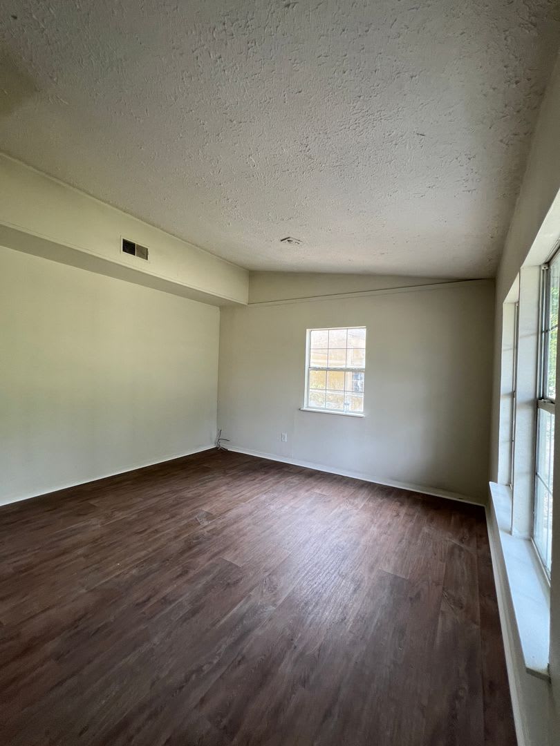906 Kings Rd. – photo 3