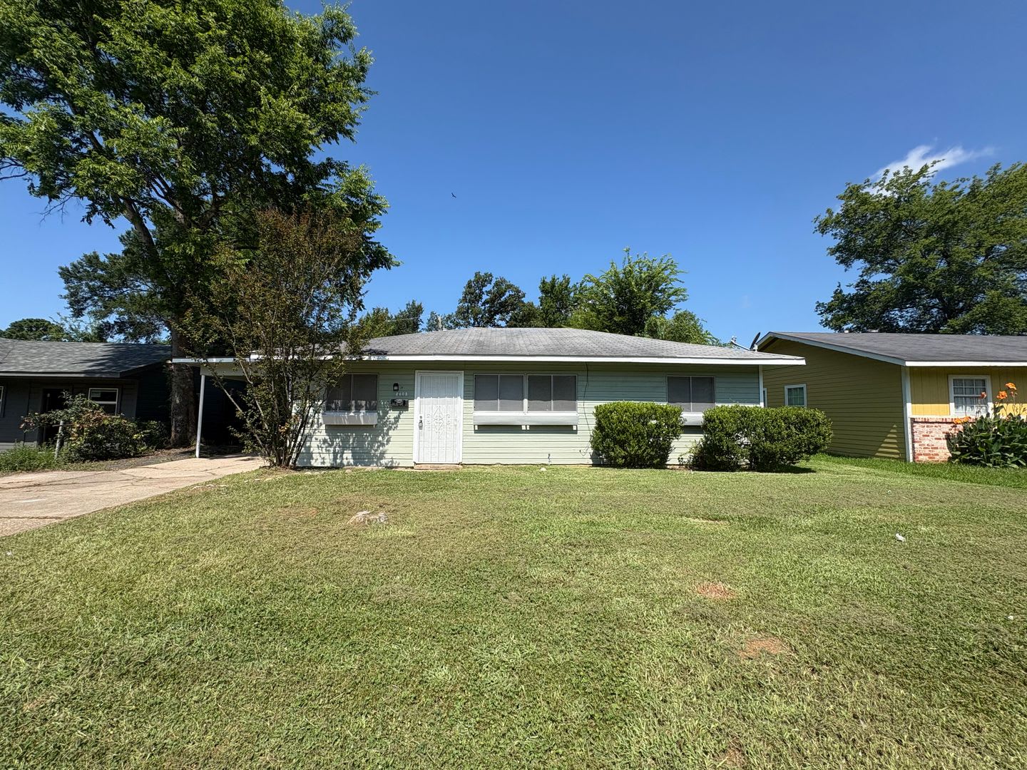 Great 3 bedroom/1 bath home includes gas range and refrigerator! – photo 1