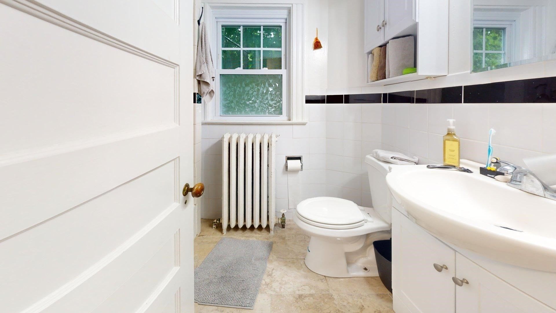 Stunning 3 bed,2 Full Bath In Unit Laundry! – photo 4