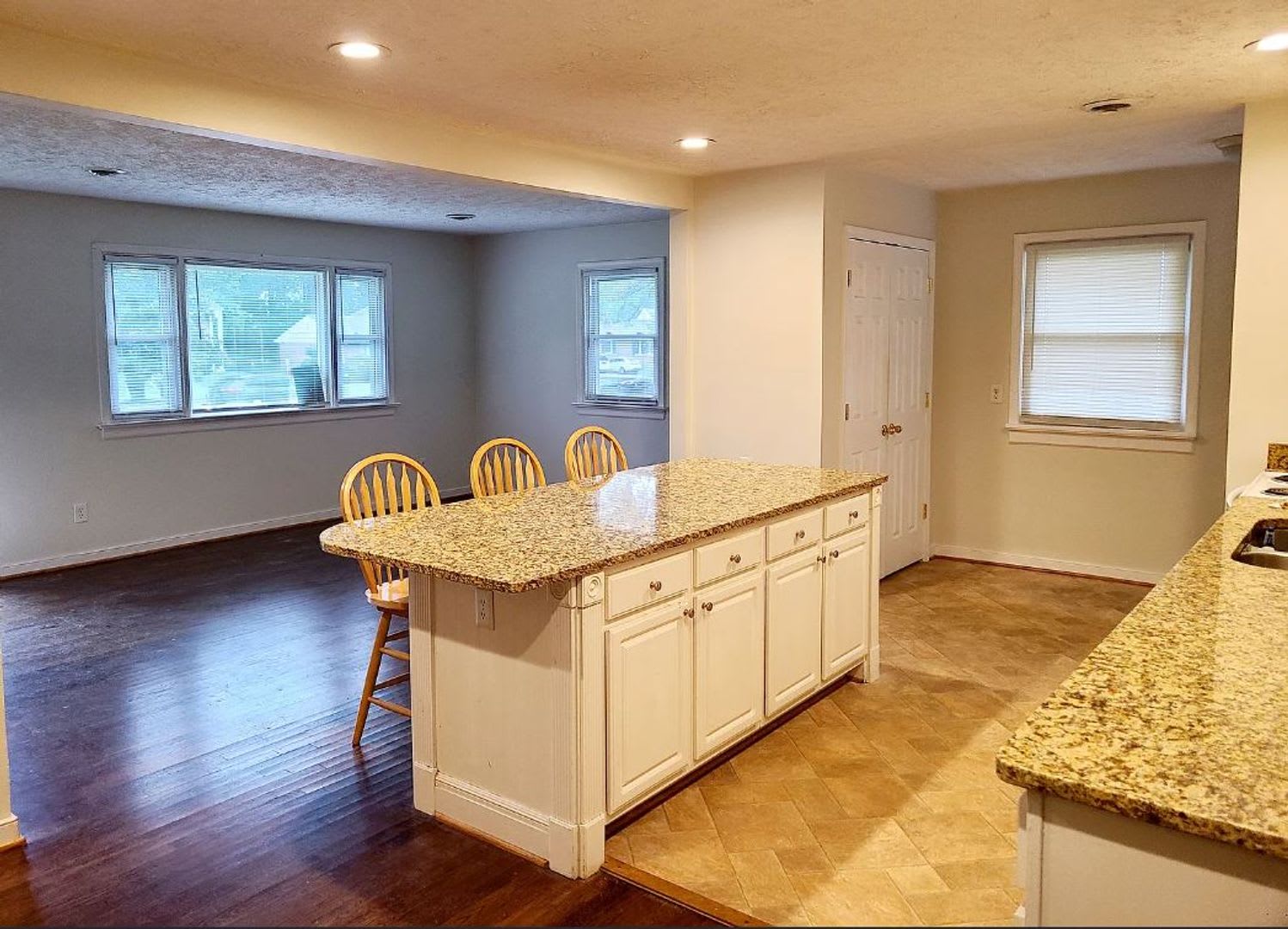 DARLING 3 BEDROOM RANCHER IN SANDSTON! – photo 4