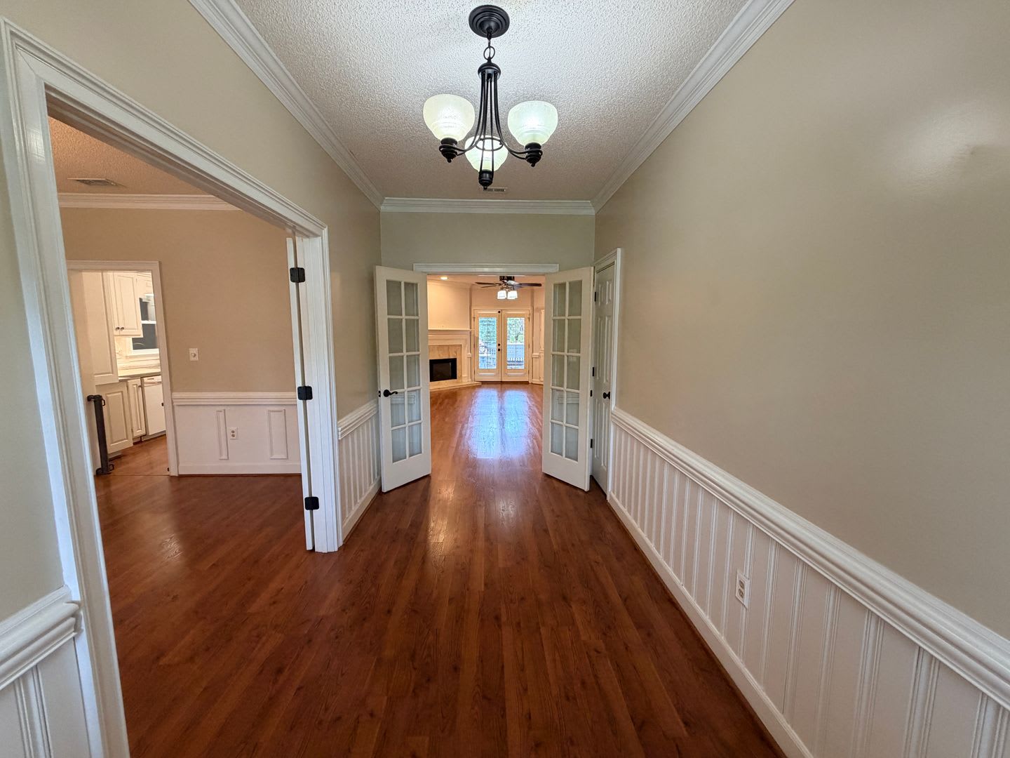 Stunning 4Br 2Ba Home With Massive Bonus Room Sunroom Fenced Yard – photo 2