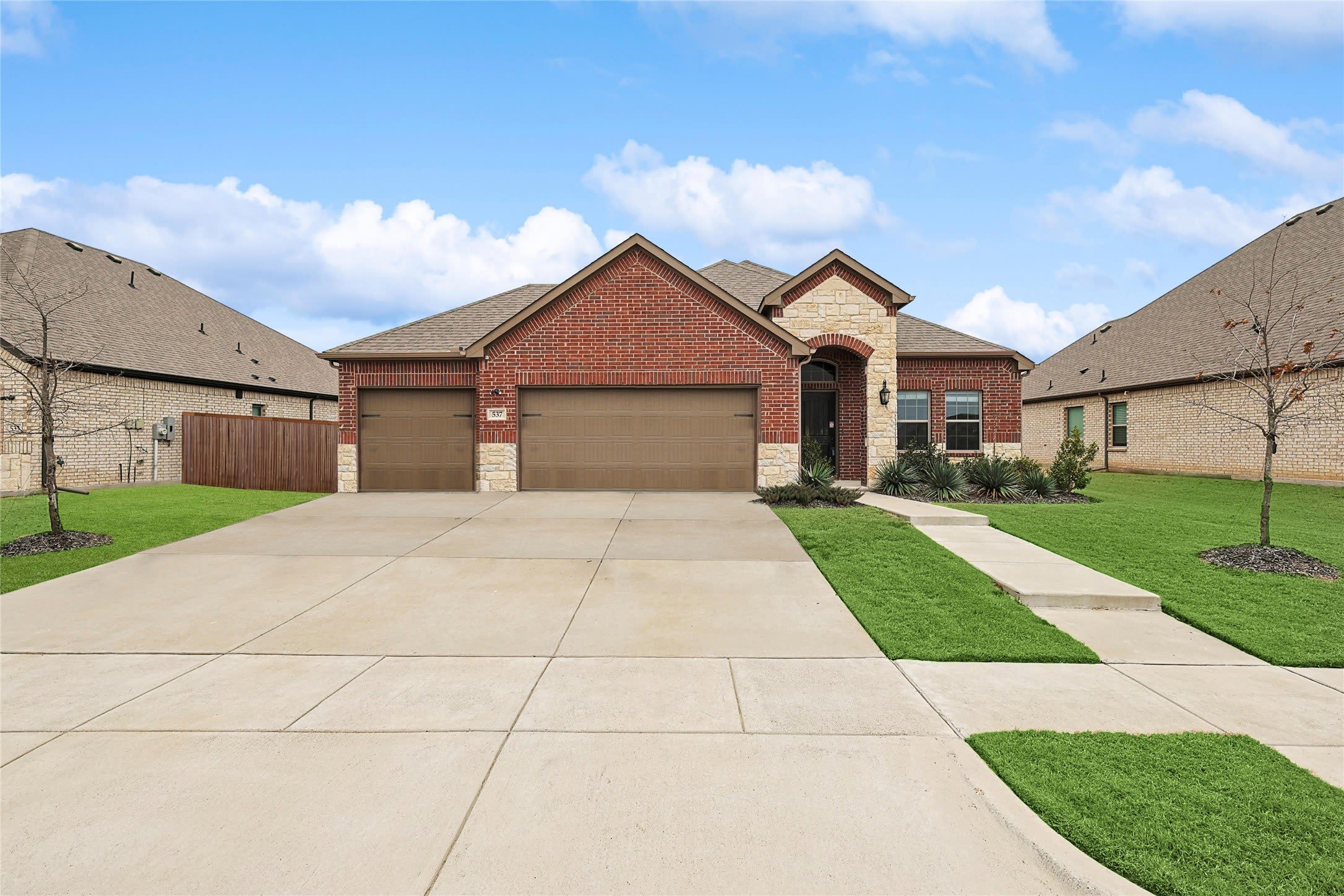 537 Oleander Drive – photo 1