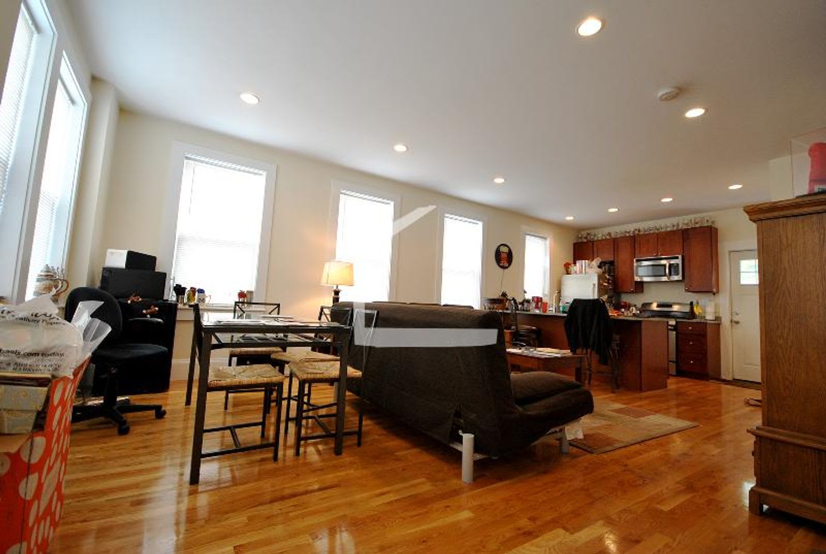 Nicely renovated Townhouse in a prime location near the Green Line with parking included! – photo 2