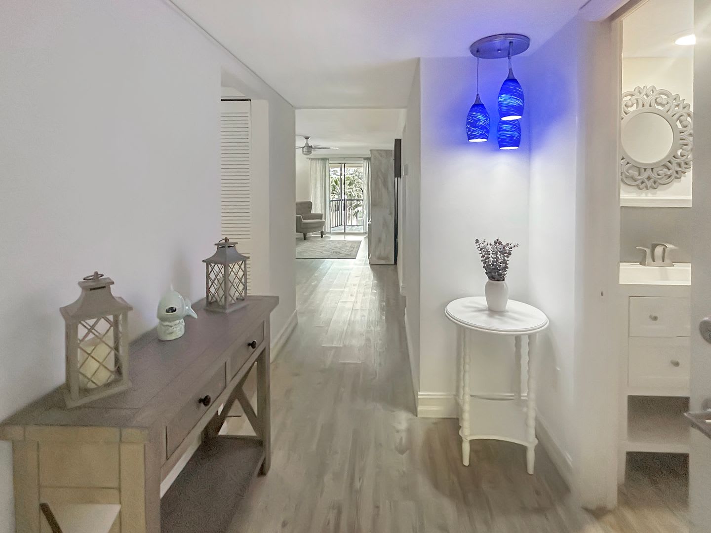 Furnished & Updated 1 Bed/1.5 Bath Near the Beach! Great Amenities – photo 2