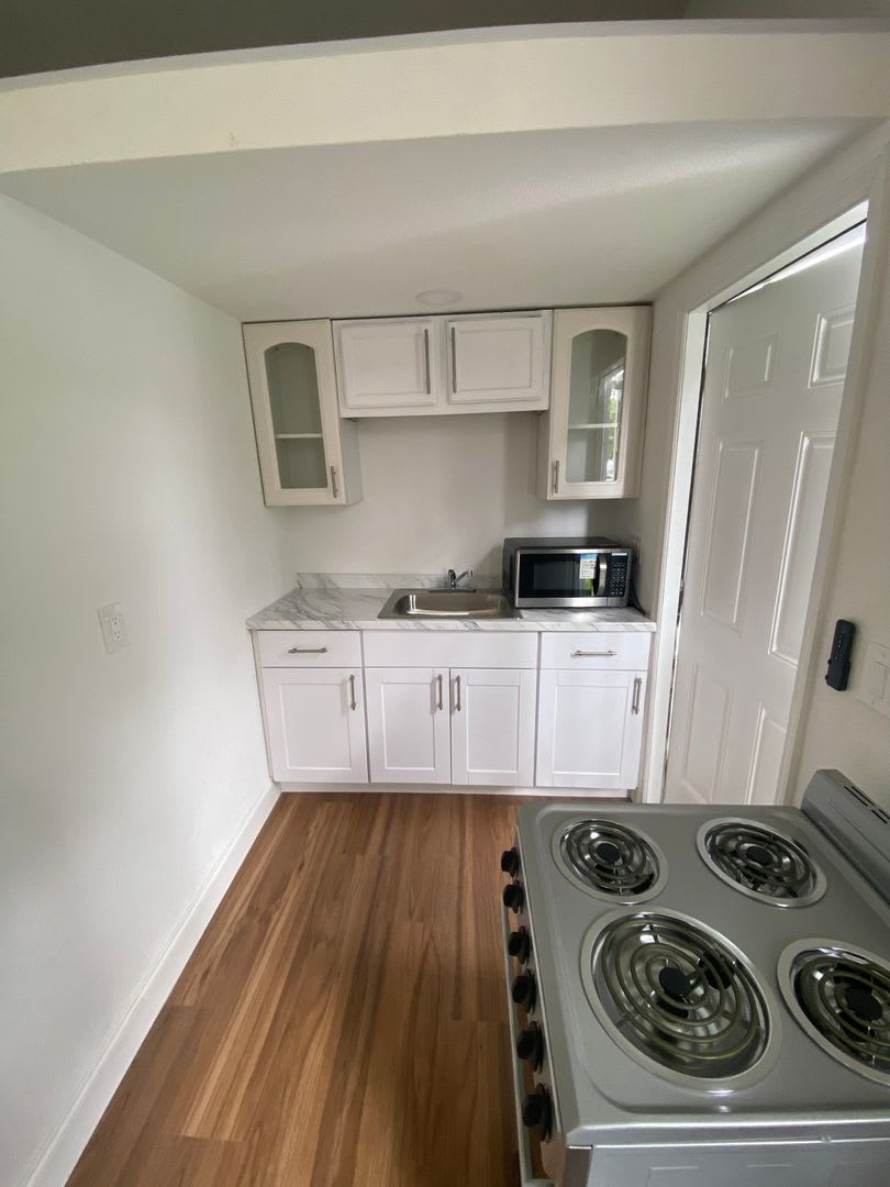Recently Renovated Studio for One in Lantana – photo 5