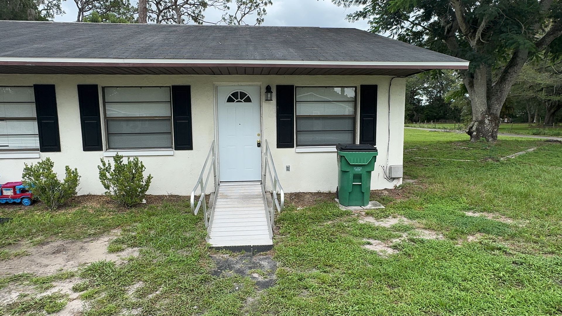 Newly Remodeled 2-Bedroom Duplex with Huge Fenced Backyard – Zephyrhills – photo 1