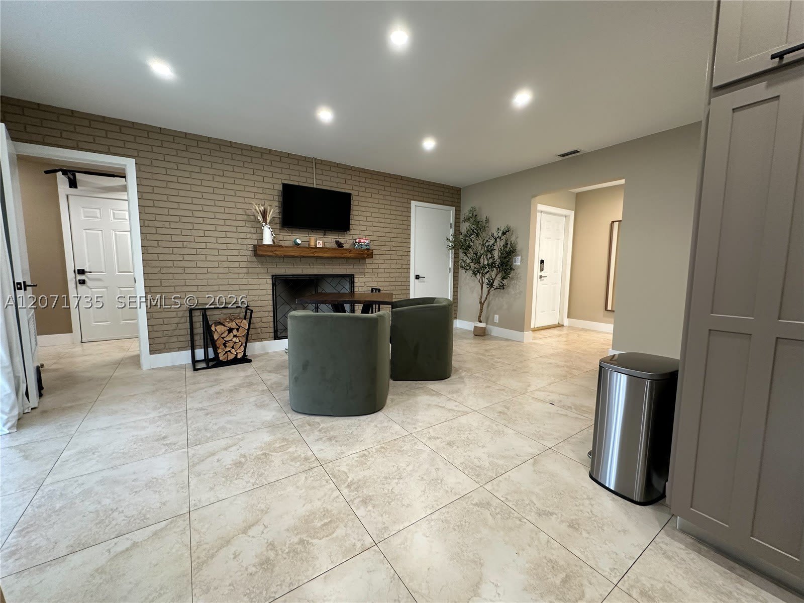 8203 NW 37th St – photo 4
