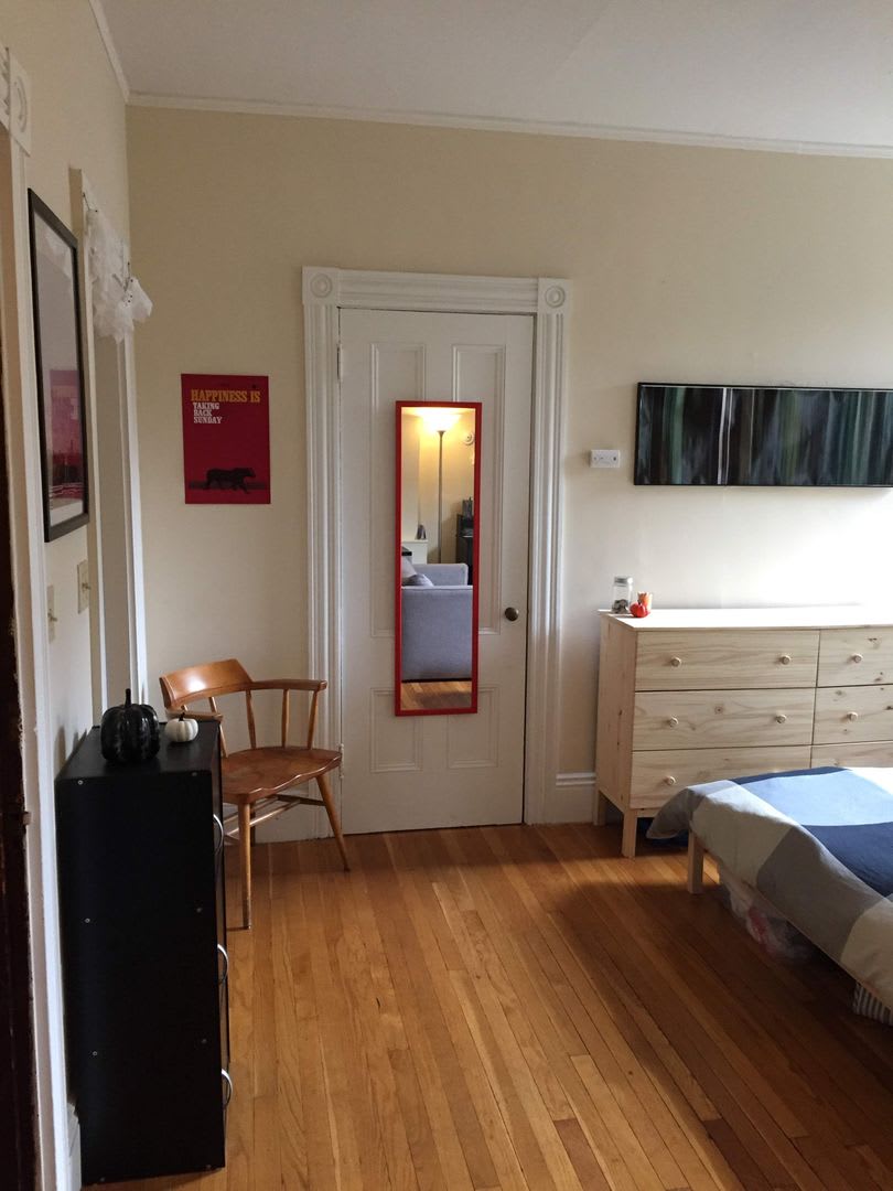 Good sized studio for 9/1 in a hot location! – photo 4