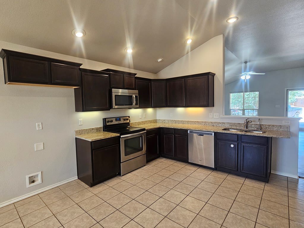 916 Mays Dr – photo 5