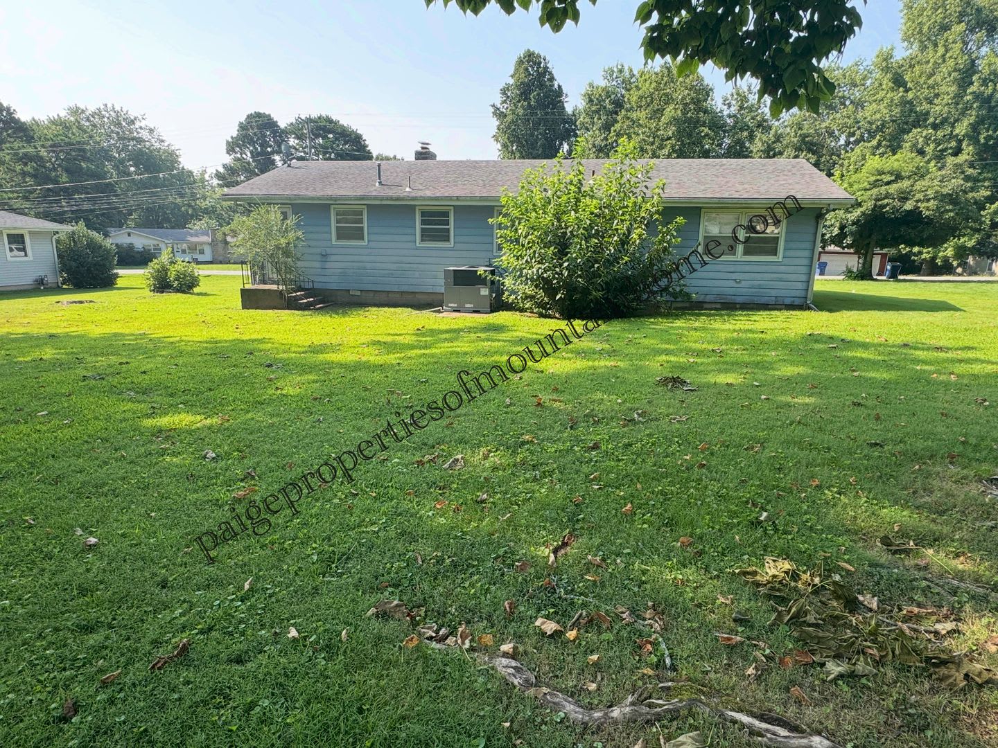 Charming 2-Bedroom Home with Large Yard & Garage – photo 3