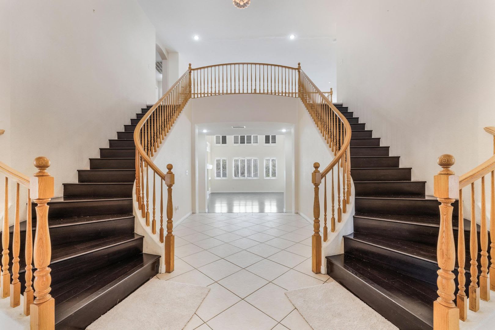 Luxurious Home in Gated Community – photo 5