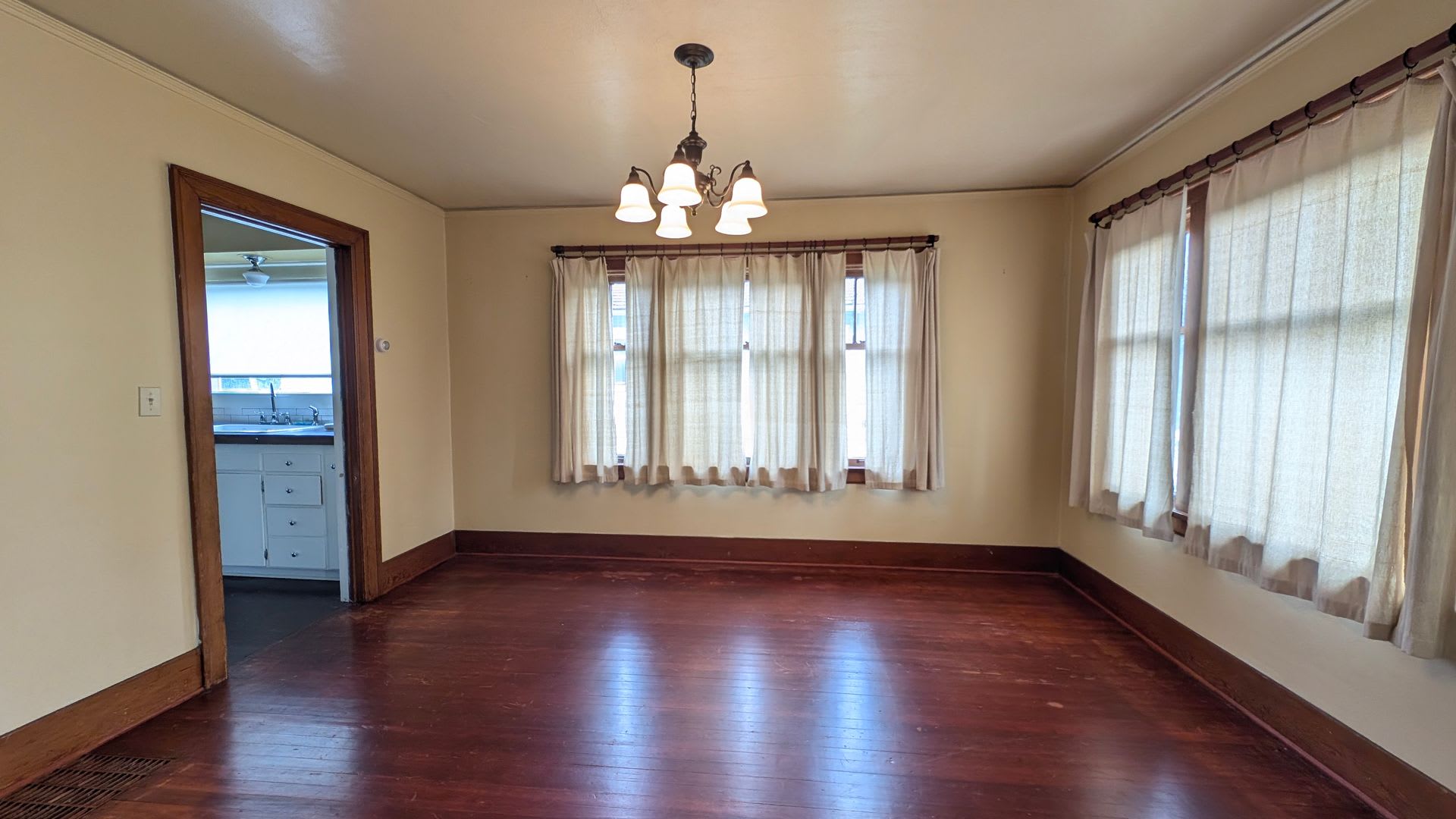 Charming 3 Bedroom House in Downtown – photo 4