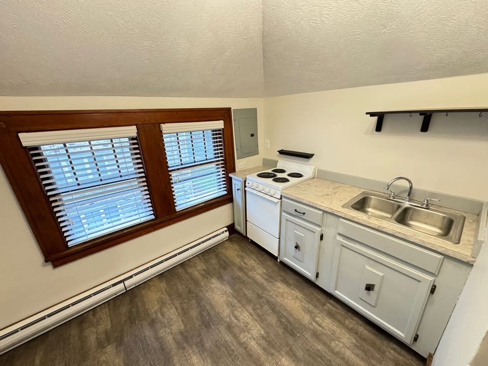 1004 B Street 1 – photo 4