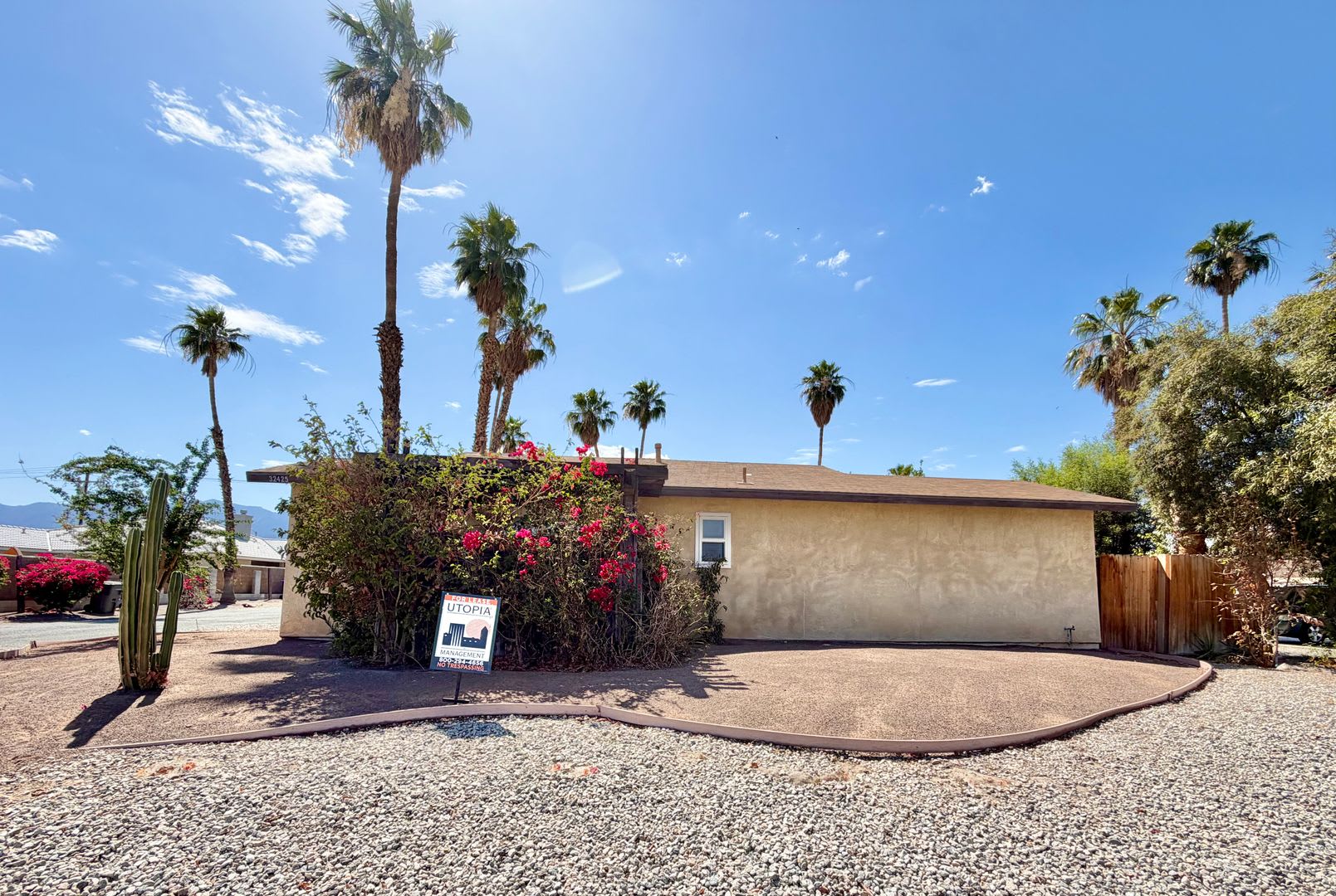 AVAILABLE NOW!! 2 Bedroom 1 Bathroom Apartment in Cathedral City! – photo 2