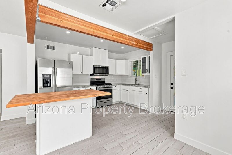 1128 E. Almeria Rd. – photo 2