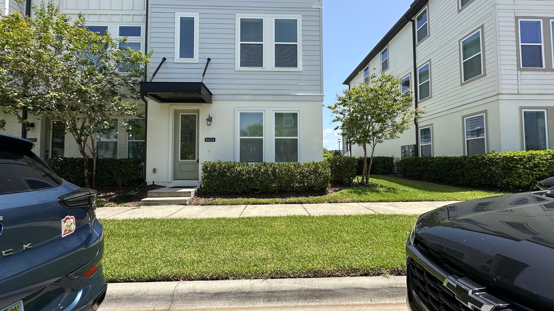 Stunning 3-Story Corner Unit with 3 Private Suites – photo 2