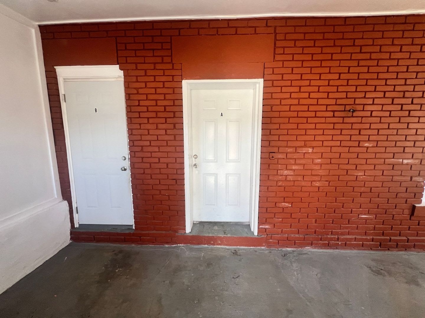Stylish 2-Bedroom Unit Featuring Decorative Fireplace – photo 2