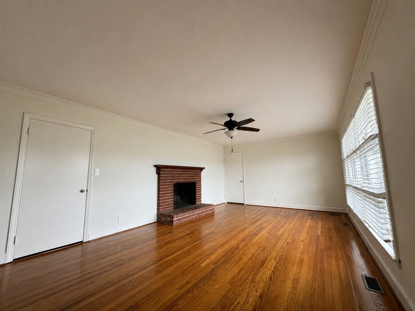 Large Brick Home with Beautiful Interior! – photo 2
