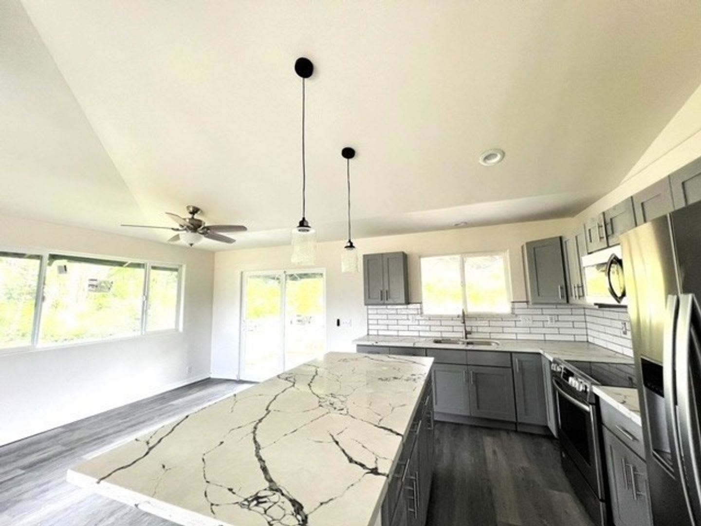 Lovely 3 Bedroom 2 Bath in HPP – photo 3