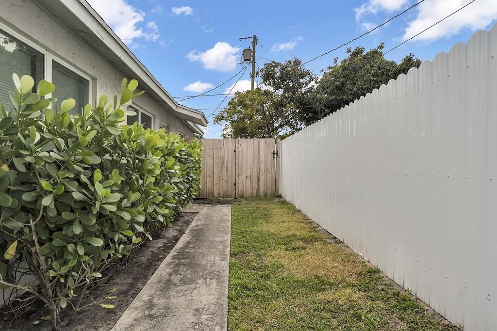 1320 Wellington Street – photo 3