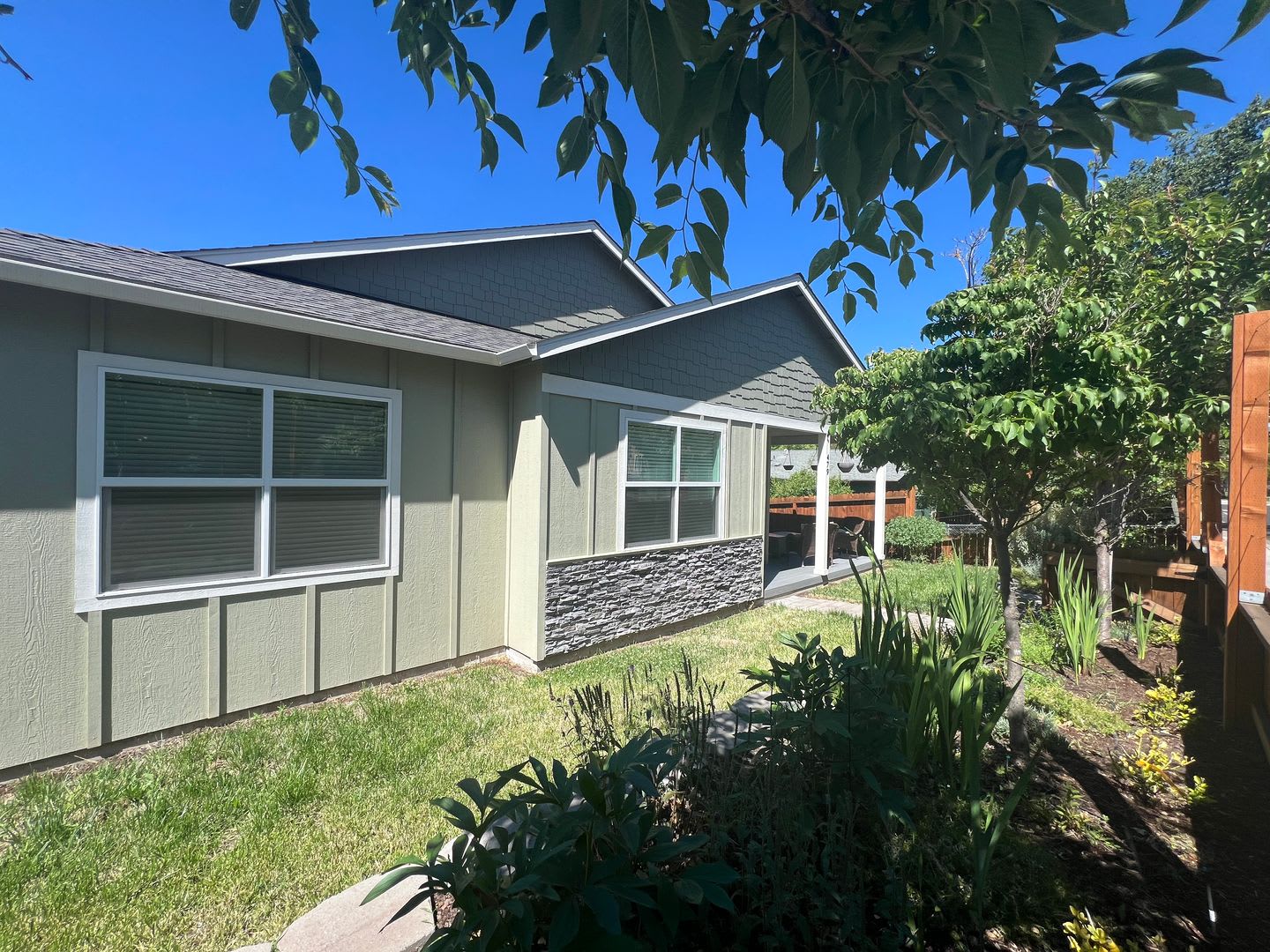 Newer Three bed, 2.5 bath Ashland Home – photo 2