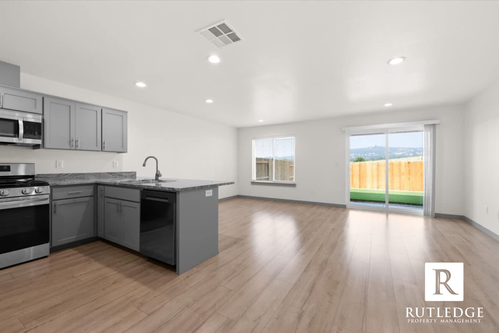 Gorgeous Brand New 3 Bedroom Townhome In Eagle Point – photo 4