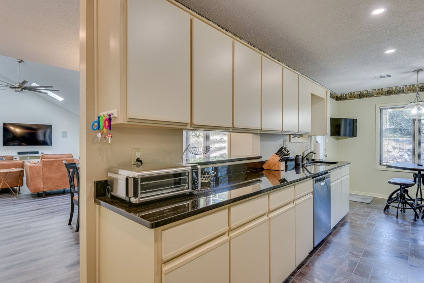 FULLY FURNISHED, 3247 Summerchase Circle – photo 4