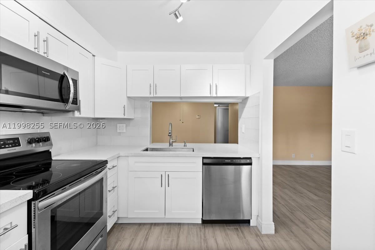 3047 N Oakland Forest Dr – photo 3
