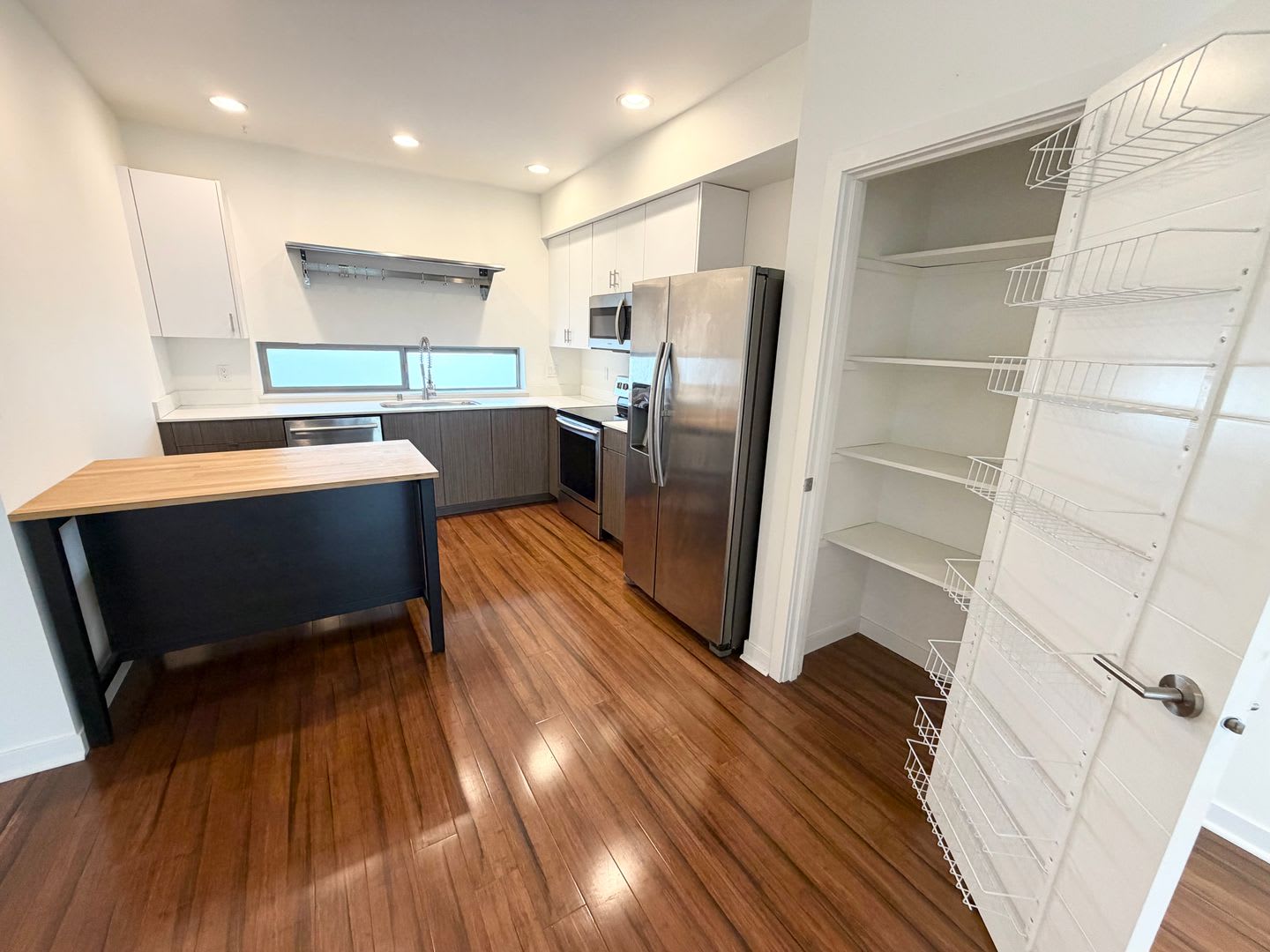 Modern Contemporary Townhome just one block from the Light Rail! – photo 2