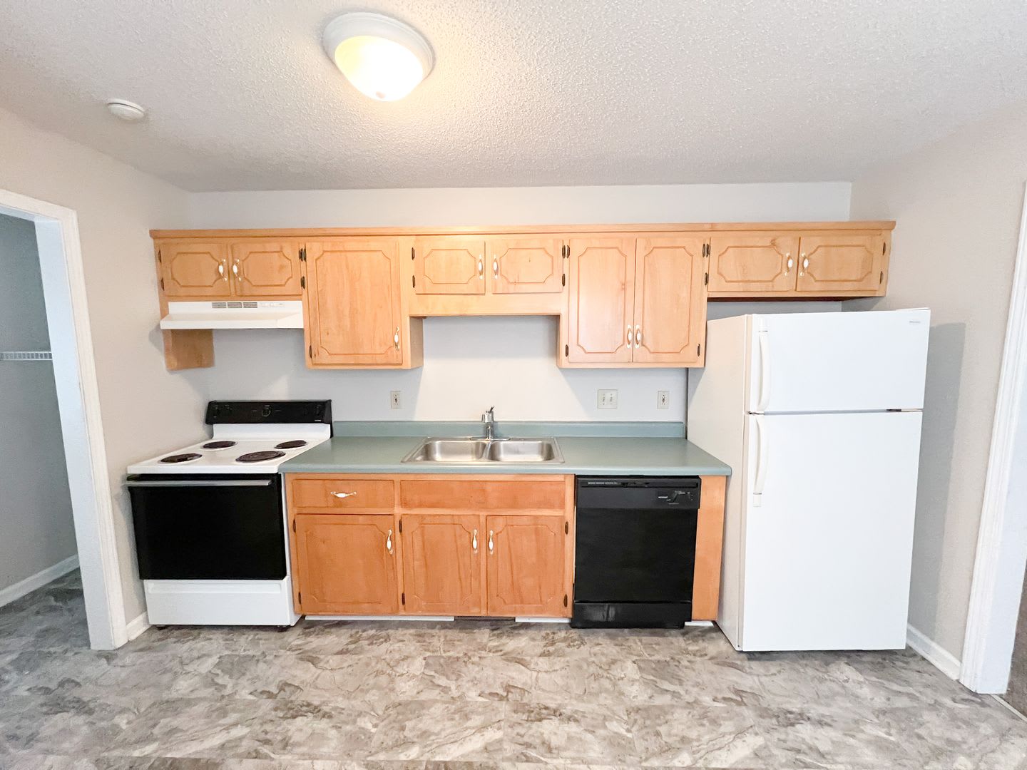 2 Bedroom 1 Bathroom Home with large backyard – photo 3