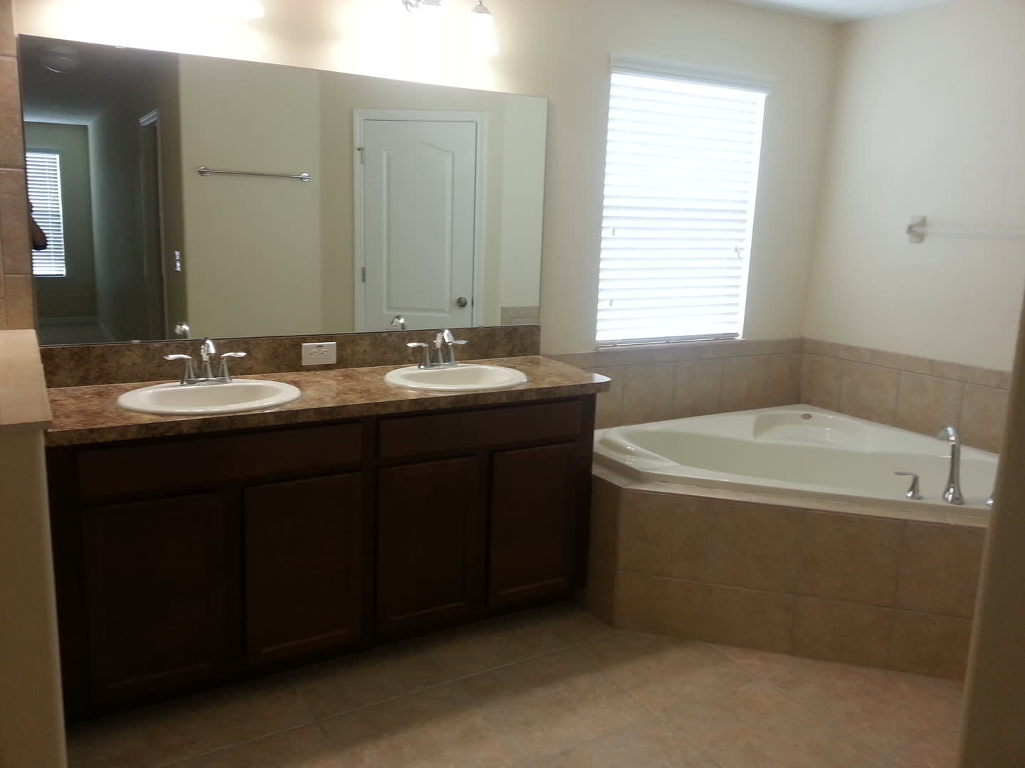 BEAUTIFUL 6 BEDROOMS 3 BATH OVER 2600 SQ FT IN WINTER GARDEN – photo 2