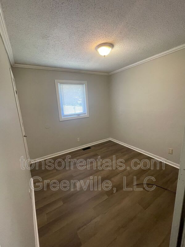 695 Saxon Ave – photo 3