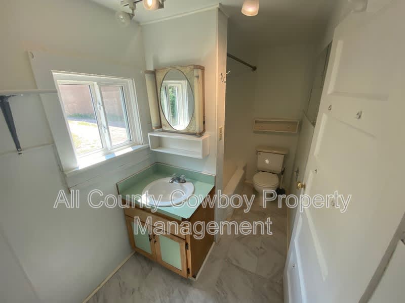 510 E. Lewis St. – photo 5