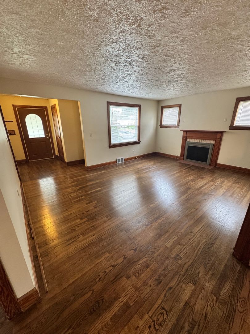 832 Lawrence Ave – photo 4