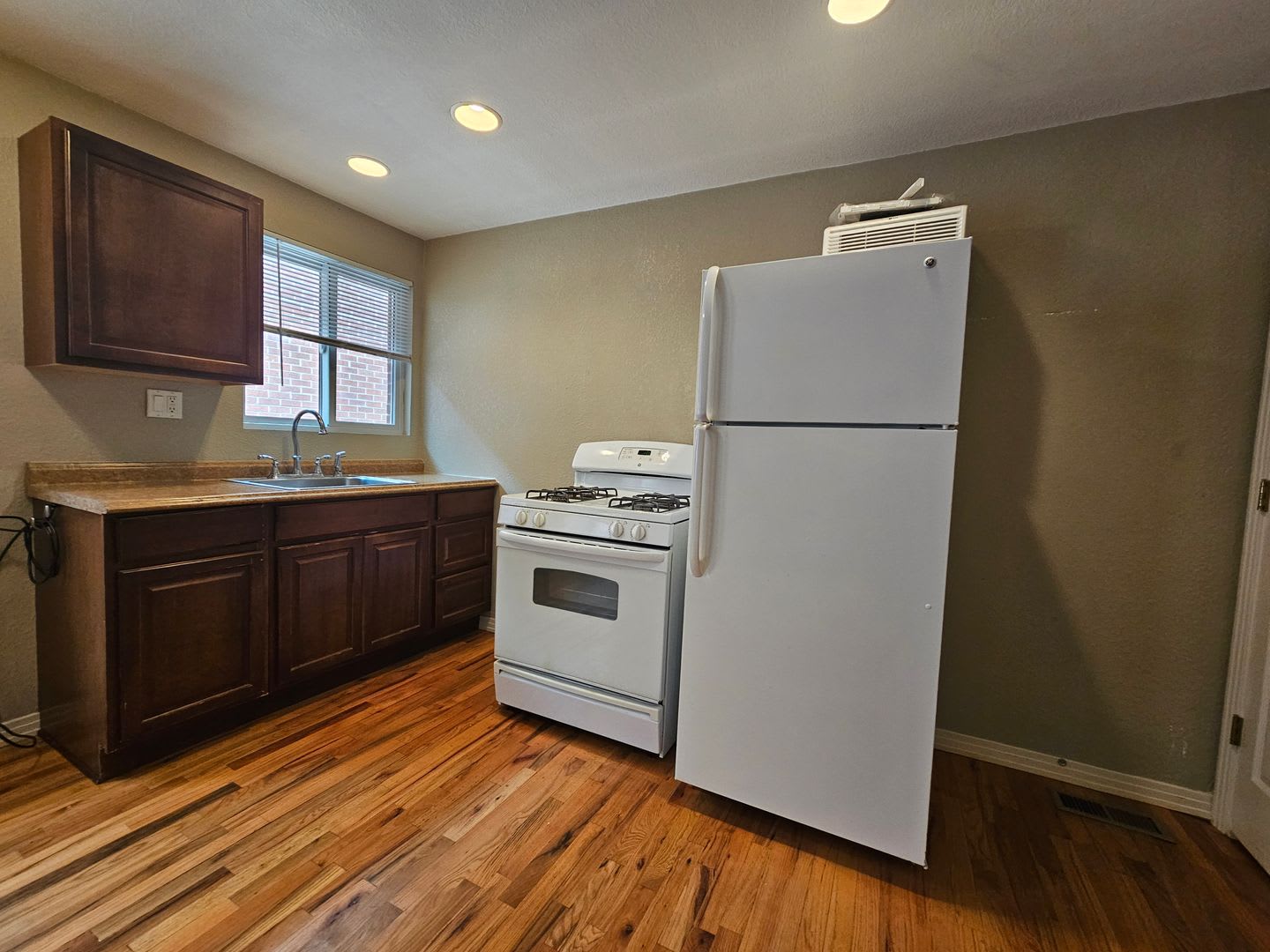 Highlands Stadium Area Great Sized 1 Bedroom With Beautiful Hardwood Floors Reserved Parking Extra Storage Fenced Yards – photo 4