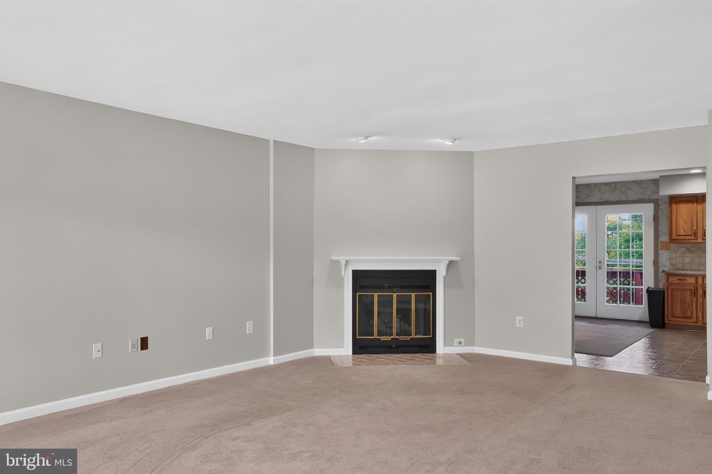 562 SUSAN DR – photo 3