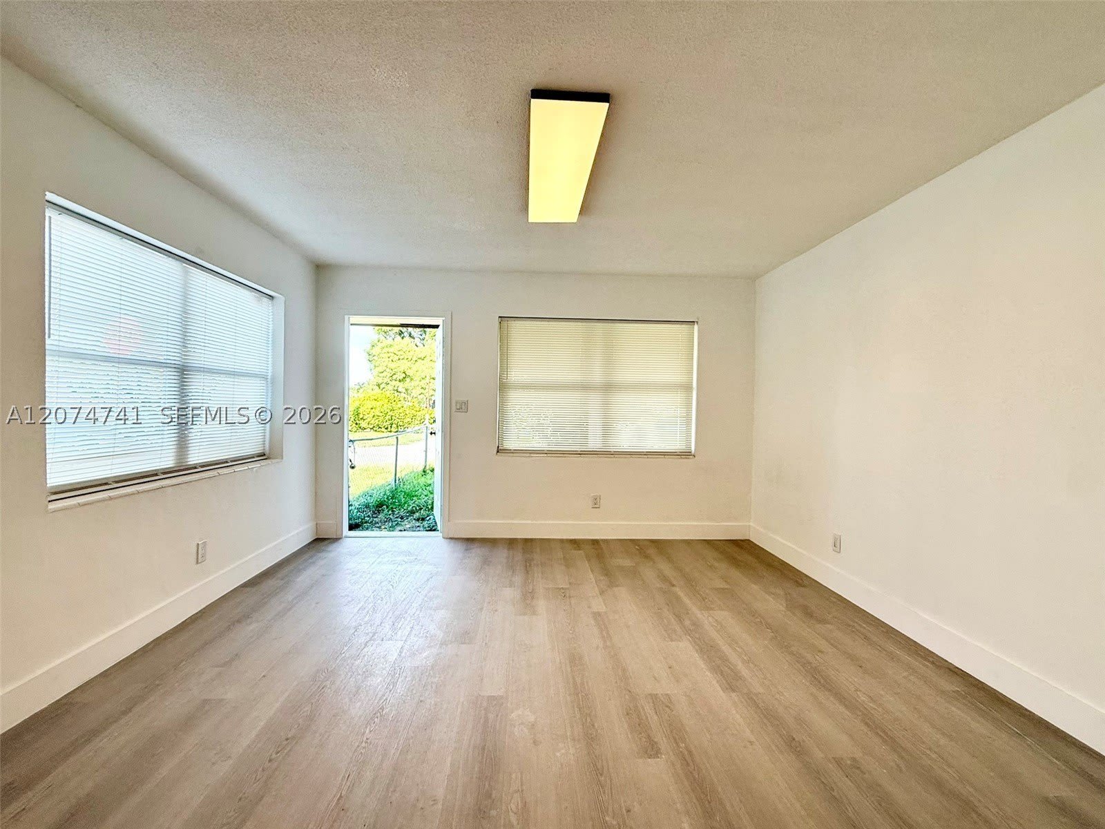 910 SW 2nd Ave – photo 3