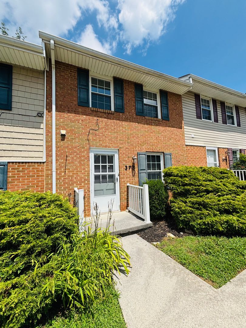 2 Bedroom, 1.5 Bath Townhouse – photo 2