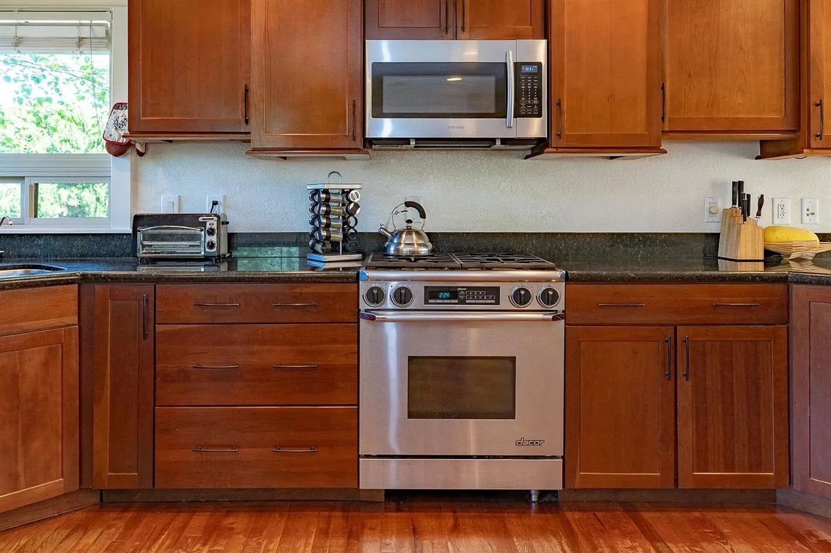 Available Now! Large Three Bedroom, 2.5 Bath Creekside home with bonus room! – photo 5