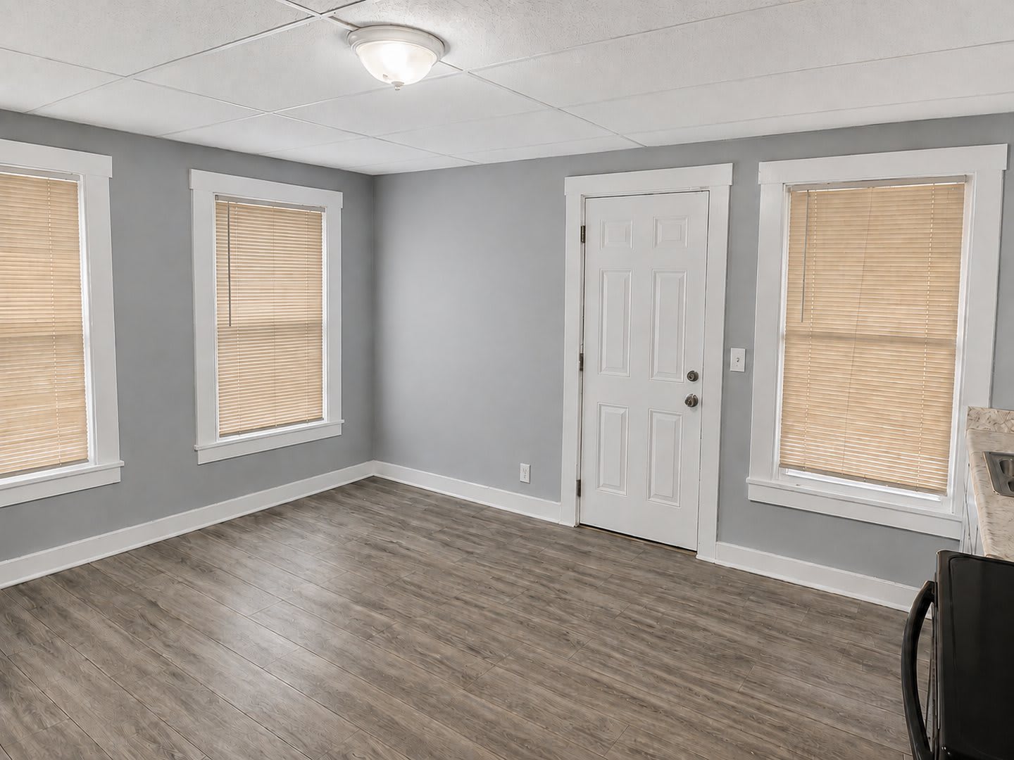 Comfortable Baltimore Home With Central Air And Fenced Yard – photo 3