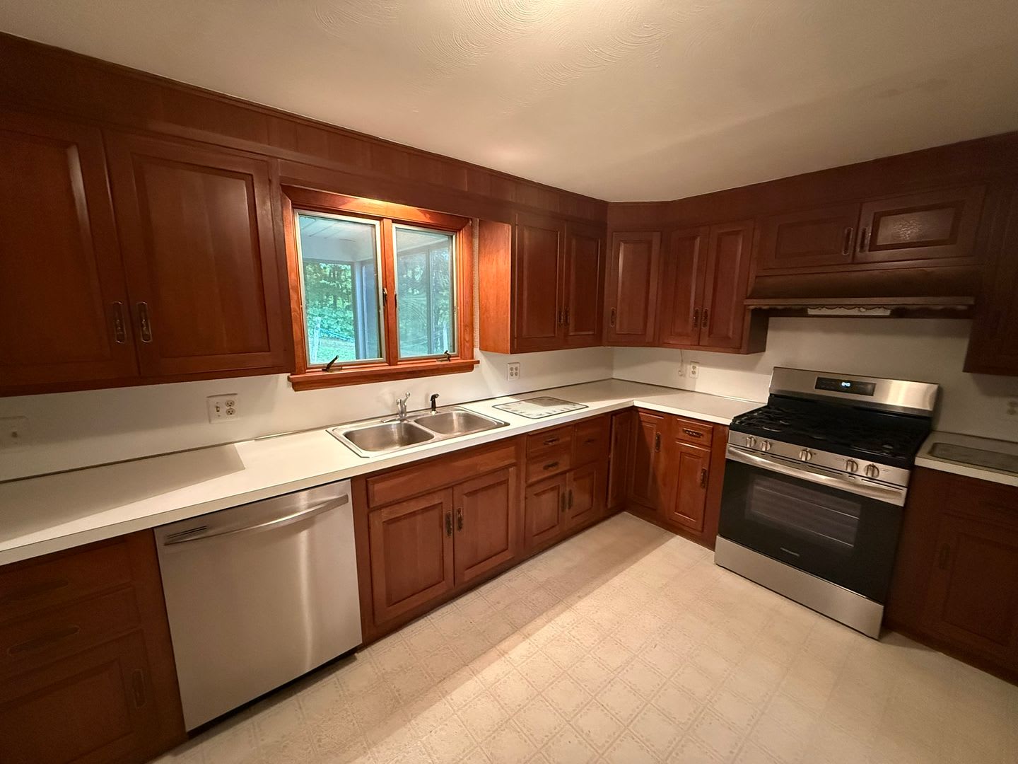 Beautiful 3 Bed, 1 Bath Single Family for Rent in Broad Brook! – photo 4