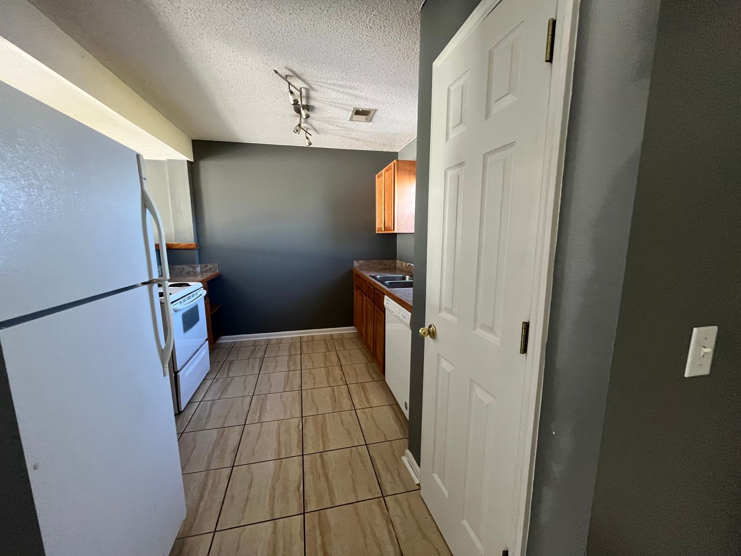 RECENTLY REDUCED & MOVE IN SPECIAL! Two Bedroom Townhome in Port Wentworth – photo 4
