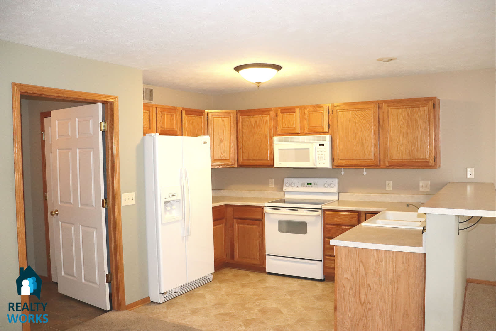 Lovely 3 Bed Townhome – photo 2
