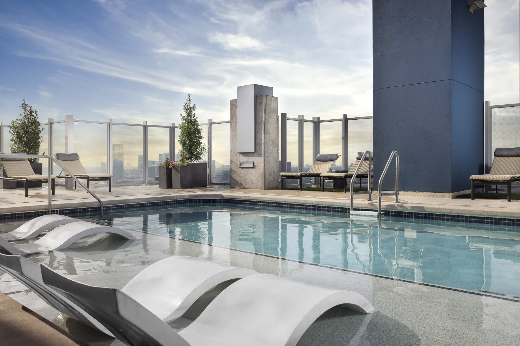 SkyHouse River Oaks Apartments – photo 4