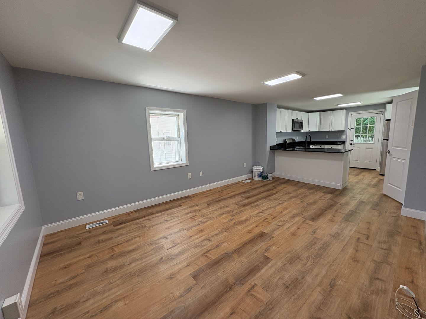 Gorgeous 3 bedroom 1 1/2 bathroom Single Family House – photo 2