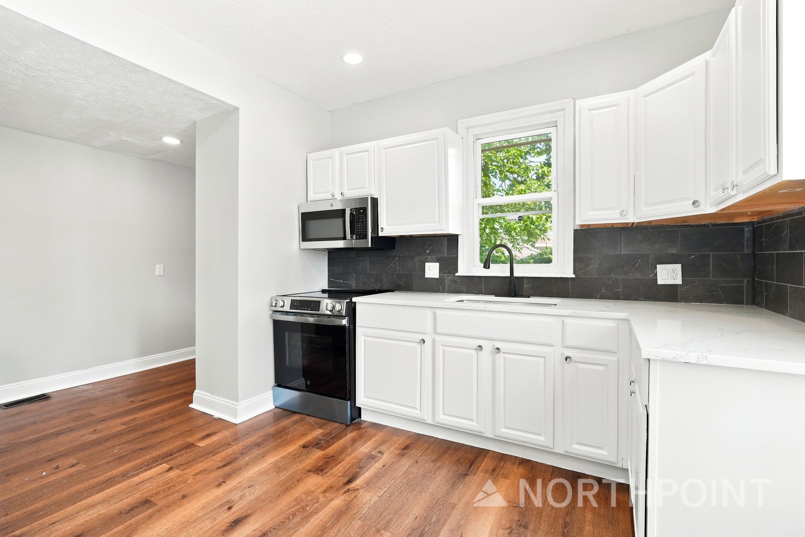 Beautifully renovated three bedroom home – photo 5