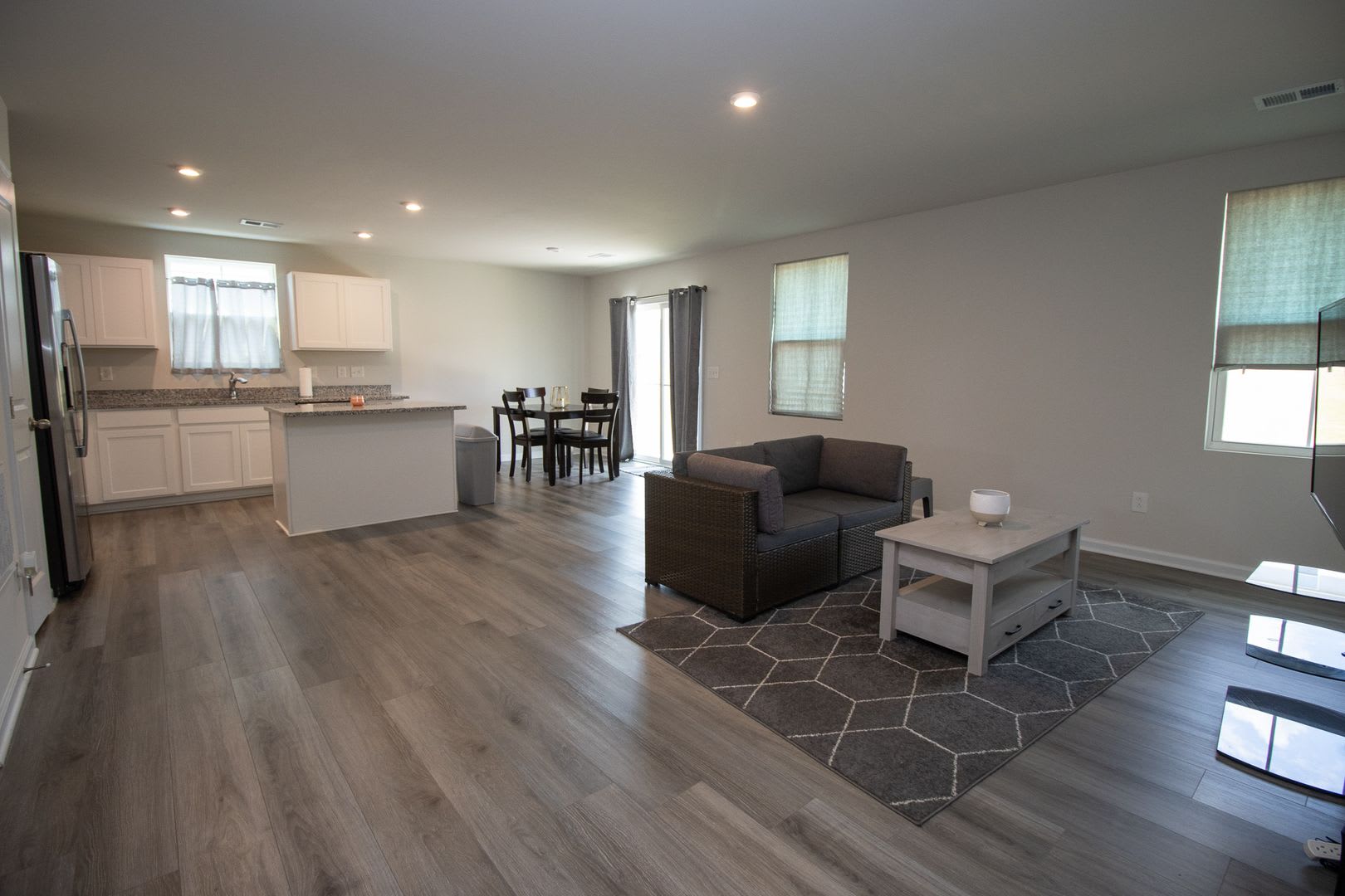 Gorgeous 3 Bedroom 2 Bath Minutes To Fort Jackson Available Mid October – photo 3