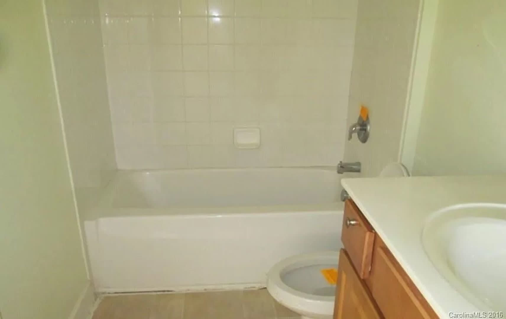 Room In 3 Bedroom Townhome At Hyde Glen Ct – photo 3